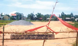 Dân ngăn thi công cầu vì chưa xong đền bù