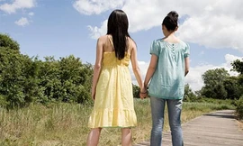 Thân thiết quá… tôi dần yêu bạn đồng giới