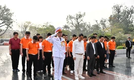 Đoàn đại biểu Gương mặt trẻ Việt Nam tiêu biểu 2024 dâng hương tưởng niệm các Anh hùng Liệt sĩ