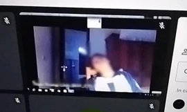 Nữ sinh học online quên tắt camera bị cô giáo bắt gặp ngay khoảnh khắc "ngượng chưa kìa"