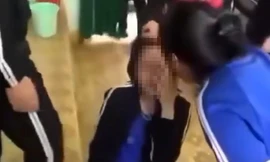 Nữ sinh lớp 8 ở Lâm Đồng bị bạn bắt quỳ gối, dùng ghế đánh vào đầu ngay trong lớp học