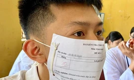 Nam sinh "tận dụng" bài kiểm tra làm thành khẩu trang, hóa ra để khoe điều đặc biệt này