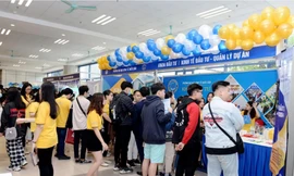 Sinh viên Đại học Kinh tế Quốc dân hào hứng chào đón Tuần lễ nghề nghiệp và việc làm