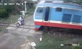 Camera ghi cảnh 2 vợ chồng vượt gác chắn tàu hỏa dẫn đến tai nạn thương tâm