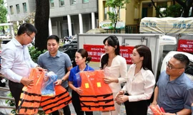 Các nhà hảo tâm cùng báo Tiền Phong chung sức hỗ trợ đồng bào vùng lũ miền Bắc