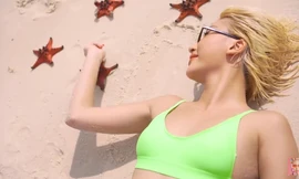 Quỳnh Anh Shyn phản ứng ra sao khi bị netizen "đào" lại loạt ảnh cầm sao biển tạo dáng?