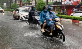 Miền Bắc đang trong đợt mưa dông nhưng Hà Nội vẫn oi bức, khi nào có mưa to?