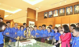 100 cán bộ Đoàn tiêu biểu nhận Giải thưởng Lý Tự Trọng tham gia Lễ báo công, viếng Bác