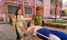 Lãnh đạo Sở GD&ĐT Quảng Trị đưa nam sinh bị gãy chân vào tận phòng thi