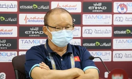 Phản ứng của thầy Park khi phát hiện phóng viên UAE định "quay lén" tờ ghi chú chiến thuật