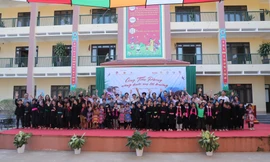 59 sổ tiết kiệm, 19.318 thẻ bảo hiểm tai nạn được trao cho các học sinh Lào Cai