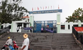 Cùng cô giáo tổ chức hòa giải cho 2 bạn trong lớp, nữ sinh bị mẹ của bạn đánh nhập viện