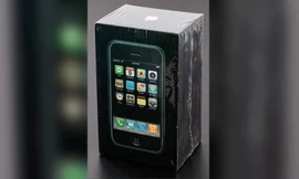 Được tặng iPhone nhưng cất tủ không dùng, 15 năm sau đem đi đấu giá thu về số tiền khủng