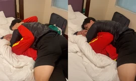 Tiền đạo Công Phượng "cưỡng hôn" Tấn Trường khiến nam thủ môn không thể cưỡng lại