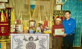 Truy tặng huy hiệu Tuổi trẻ dũng cảm cho Đoàn viên hy sinh khi hỗ trợ chống bão lũ