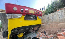 Xe ô tô đưa đón học sinh ở Gia Lai bị lật, nhiều học sinh phải nhập viện cấp cứu