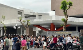 Hà Nội: Phụ huynh vây kín cổng trường vì lo con không được học gần nhà