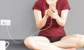 Nữ sinh lớp 11 ở Nghệ An bị điện giật gây tử vong do cắm sạc điện thoại khi tay đang ướt