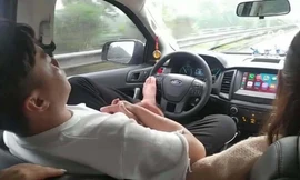 Clip tài xế lái ô tô bằng một chân, nắm chặt tay bạn gái khiến người xem "rùng mình"