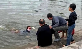 Người phụ nữ cứu 3 em nhỏ đuối nước: Sức khỏe không tốt vẫn không chút nao núng