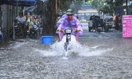 Miền Bắc mưa lớn cả ngày hôm nay nhưng nắng nóng sẽ quay trở lại vào cuối tuần