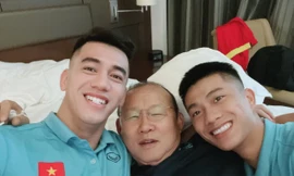 Tiến Linh đăng ảnh mừng sinh nhật thầy Park, không quên "cà khịa" khiến dân mạng phì cười