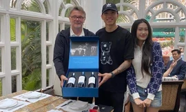 HLV Philippe Troussier dành tặng cầu thủ Đoàn Văn Hậu món quà cưới đặc biệt gì?