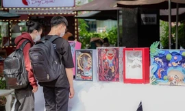 Sinh viên TP.HCM tỉ mẩn làm sản phẩm cắt giấy, tái hiện muôn mảnh ghép đời thường