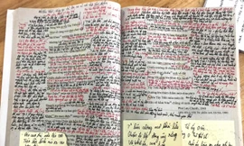 "Choáng" khi mượn SGK Ngữ văn của bạn cùng lớp: Chữ viết kín đặc thế này thì học làm sao?