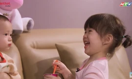 "Lịm tim" nhìn bé Cici trổ tài chăm em trai Mino, cách quan tâm bố Justatee siêu dễ thương