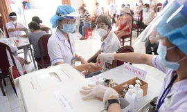 TP.HCM tiêm 104.000 liều vắc-xin một ngày, Hà Nội tạm dừng hoạt động chợ Phùng Khoang