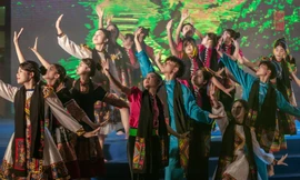 Rực rỡ bản sắc văn hóa 3 miền tại đêm Gala AMOY2025 của teen THPT Yên Hòa