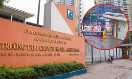 Vụ nam sinh khóc ở cổng trường vì đi thi muộn: Trường trích xuất camera, netizen tranh cãi