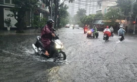 Miền Bắc sắp đón không khí lạnh, mưa lớn tại khu vực miền Trung sẽ kéo dài đến khi nào?