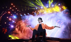 Chiều fan như Đen: Mặc đồng phục trường để "quẩy", dặn “nhớ tắm nước ấm và uống nước nóng”