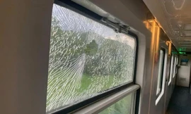 Một nhóm học sinh từ 11-14 tuổi ở Quảng Ngãi ném đá vỡ kính 2 toa tàu SE1