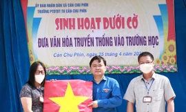 Bí thư thứ nhất TƯ Đoàn dự sinh hoạt dưới cờ tại trường Dân tộc bán trú Cán Chu Phìn