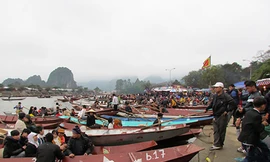 Năm ngày, chùa Hương đón hơn 10 vạn khách