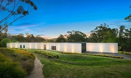 Căn biệt thự hình hộp trắng lạ lùng ở Heathfield, miền nam nước Úc.