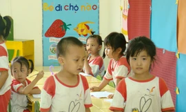 Âu lo theo con đi nhà trẻ