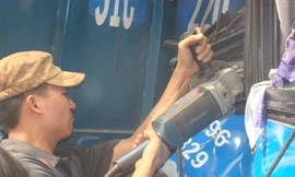 Dùng cưa máy phá xe cứu người sau tai nạn kinh hoàng