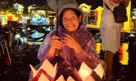 Những cụ bà bán hoa đăng bên sông Hoài