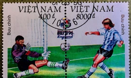 Hai mẫu tem EURO’96 của họa sĩ Trần Thế vinh được khéo léo ghép thành 1 mẫu tem lớn độc đáo 