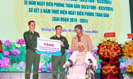 Ngồi xe lăn ủng hộ 600 triệu giúp đồng bào biên giới 