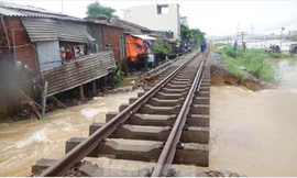 Mưa lũ làm hư hỏng 30m đường ray ở huyện Bình Sơn (Quảng Ngãi)