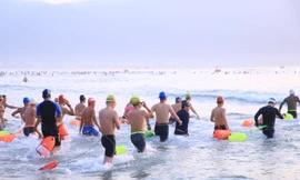 300 người đua tranh ‘vượt sóng’ biển Đà Nẵng 