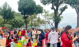 Phiên chợ Tết bên bờ sông Hàn