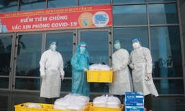 Đại diện Cảng HKQT Đà Nẵng bàn giao các suất cơm mỗi ngày tại các điểm tiêm vắc xin trên địa bàn thành phố - ảnh N.T