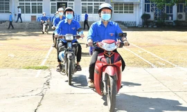 Đội hình “Shipper áo xanh” lên đường vận chuyển hàng hóa đến các điểm phong tỏa - ảnh H.O