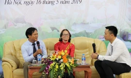 Thầy giáo Trần Văn Toản (bên trái) đạt giải nhất cuộc thi viết “Những tấm gương tâm huyết, sáng tạo học và làm theo lời Bác” lần thứ II, năm học 2018-2019 do Báo Giáo dục và Thời đại phối hợp với Công đoàn Giáo dục Việt Nam (Bộ GD&ĐT) tổ chức, đang giao lưu với nhân vật trong bài viết của mình - ảnh báo L.Đ